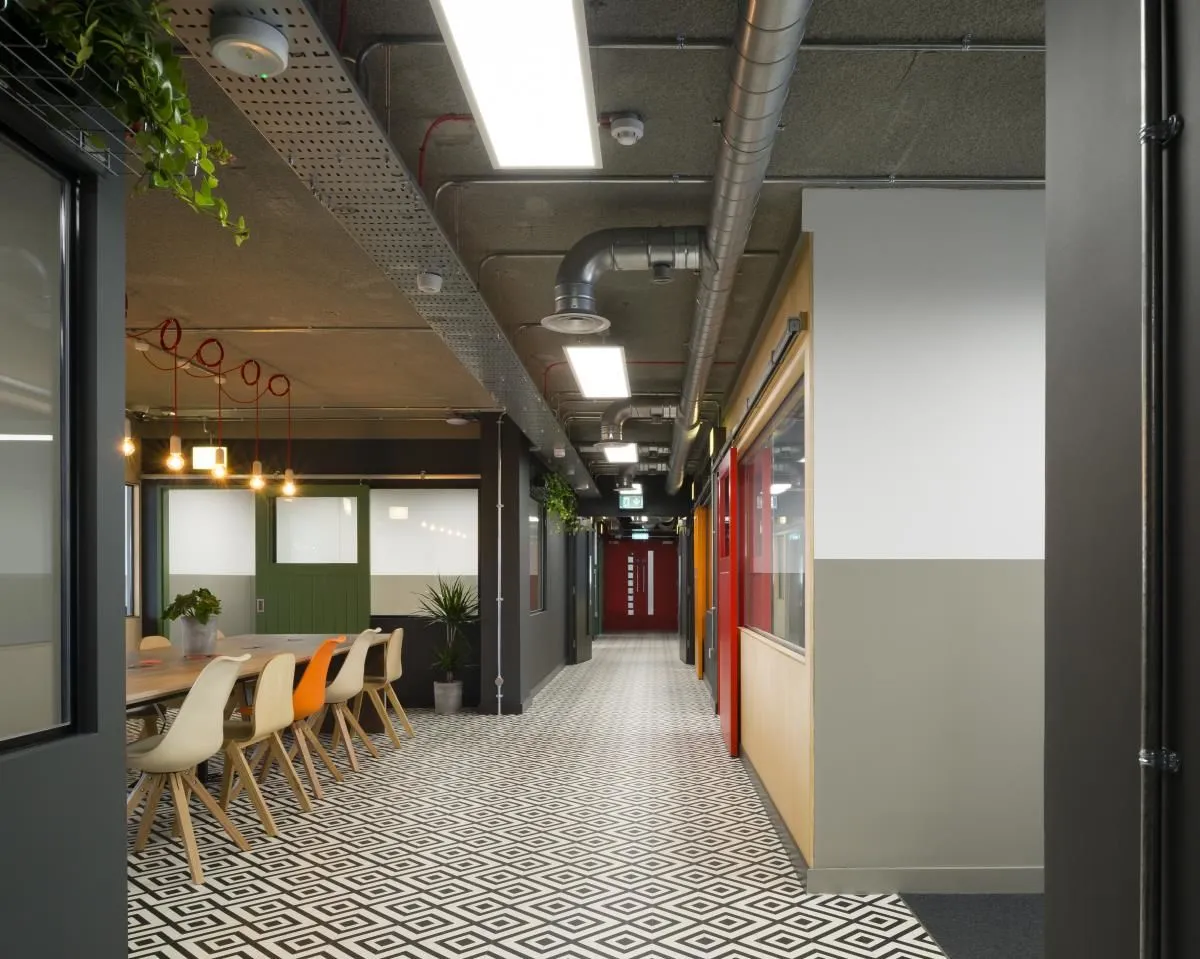 Business 1 image PLATF9RM