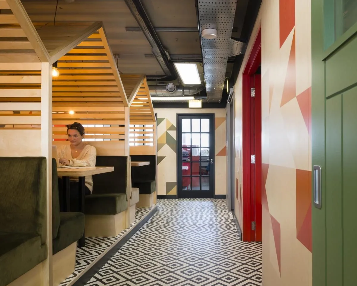 Business 6 image PLATF9RM